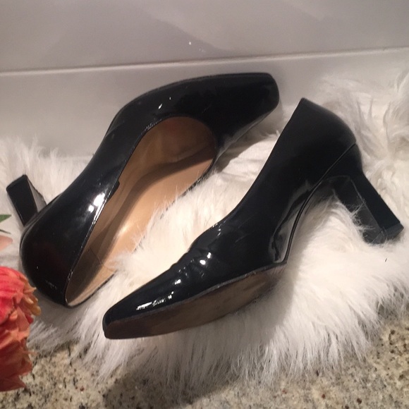 STUART WEITZMAN Black Patent Pumps - Picture 3 of 11